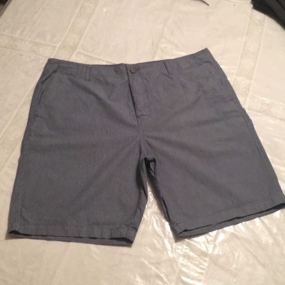 Calvin Klein Men Shorts Classic Pinstriped casual weekend men’s size 38